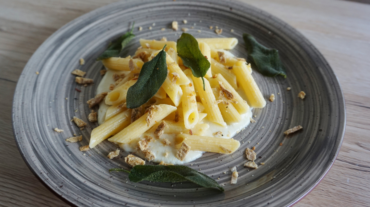 Pasta e fonduta di formaggio di fossa, ciccioli e salvia