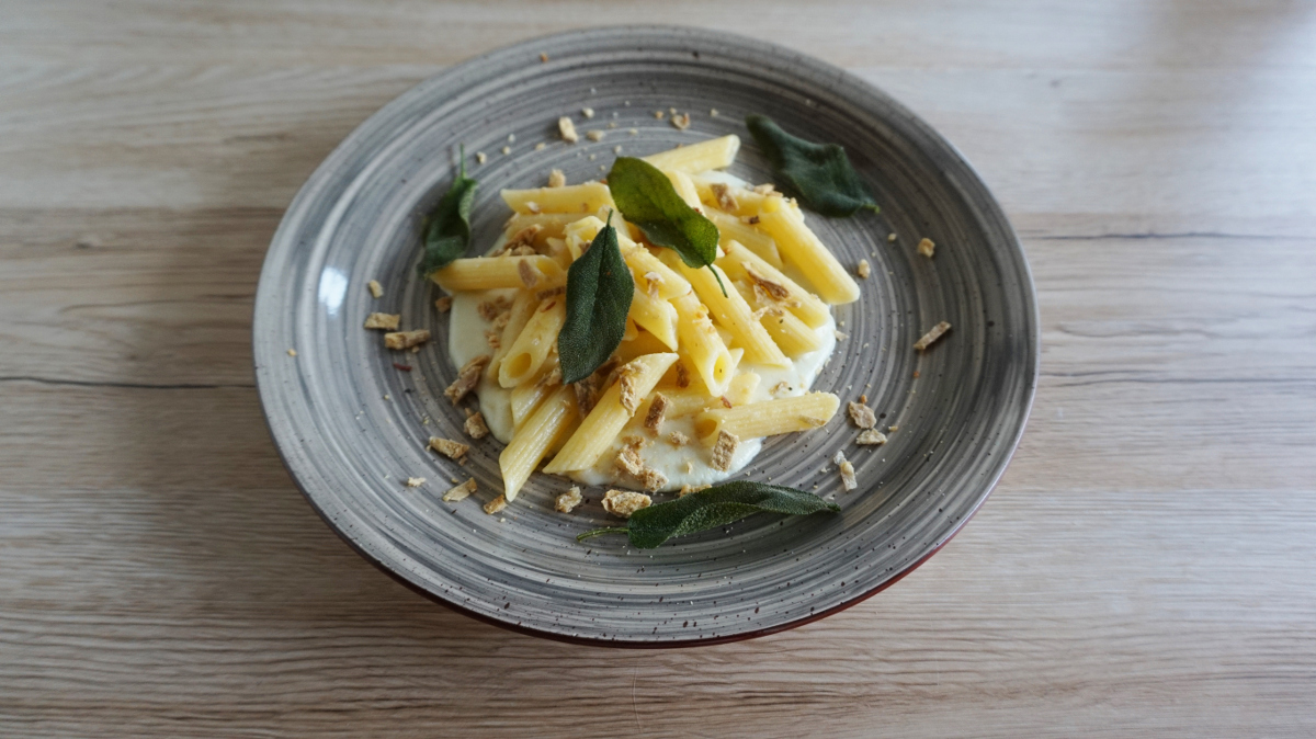 penne con fonduta di formaggio di fossa