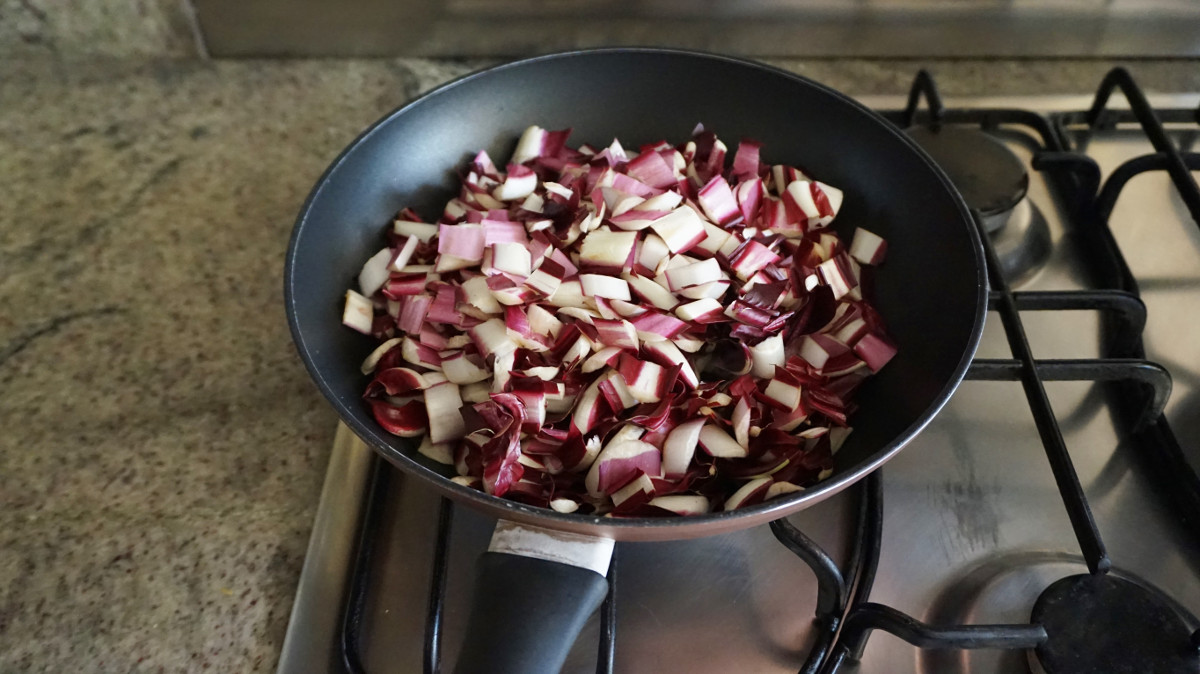 menù di natale sformatino al radicchio rosso di Treviso e Pecorino al pepe nero