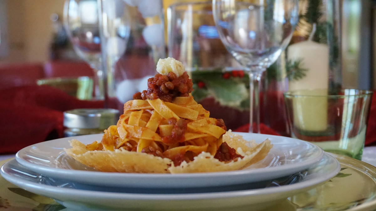 menù di natale tagliatelle al ragù di lenticchie in cestino di Parmigiano Reggiano