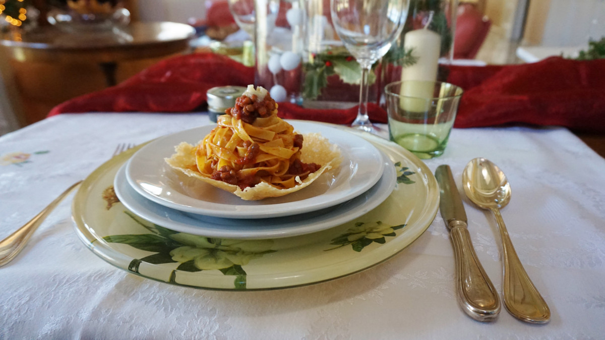 menù di natale tagliatelle al ragù di lenticchie in cestino di Parmigiano Reggiano