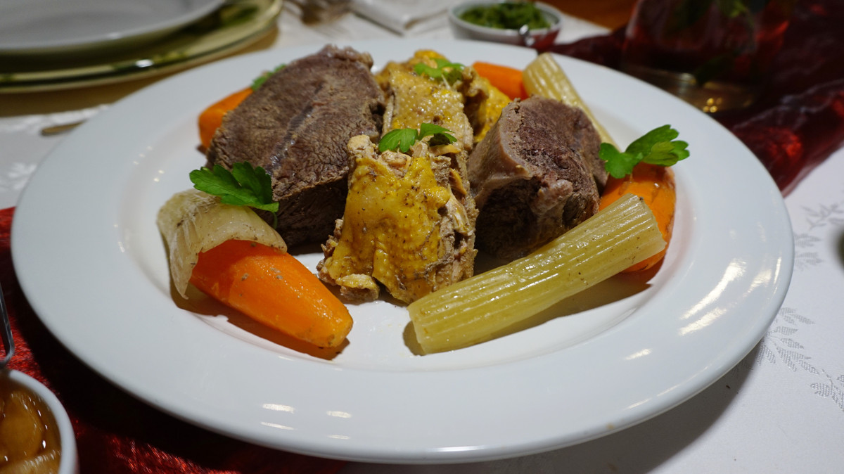 menù di natale bollito misto con salsa verde, composta di scalogno e mostarda