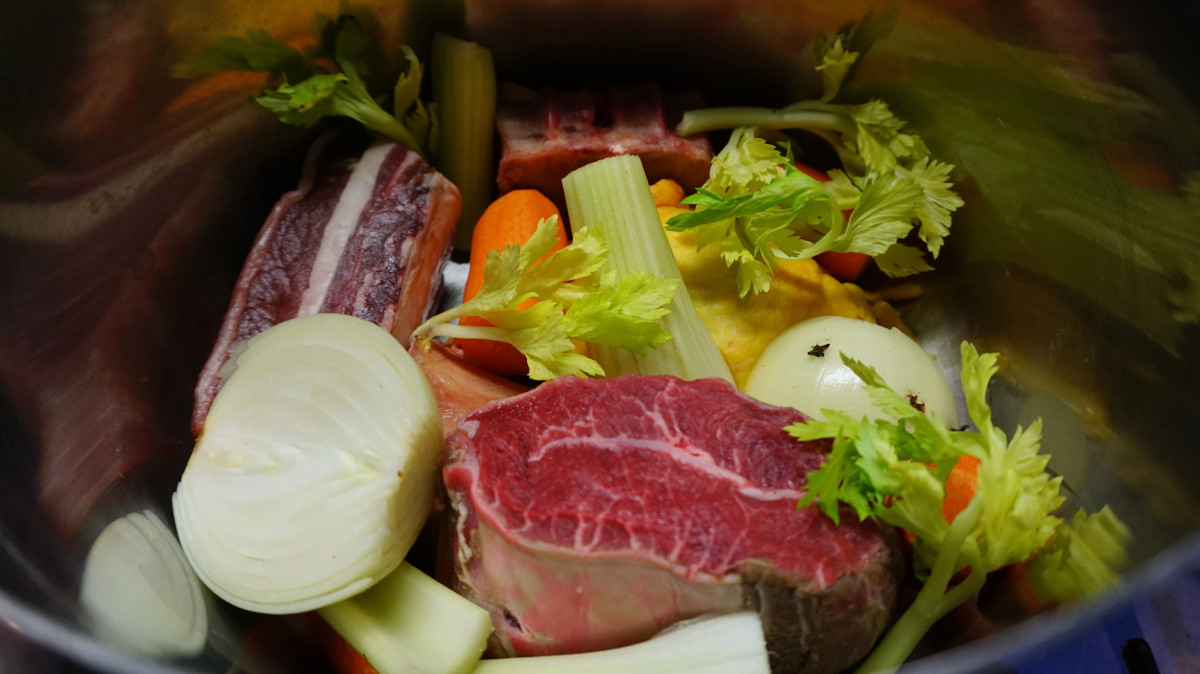 menù di natale bollito misto con salsa verde, composta di scalogno e mostarda