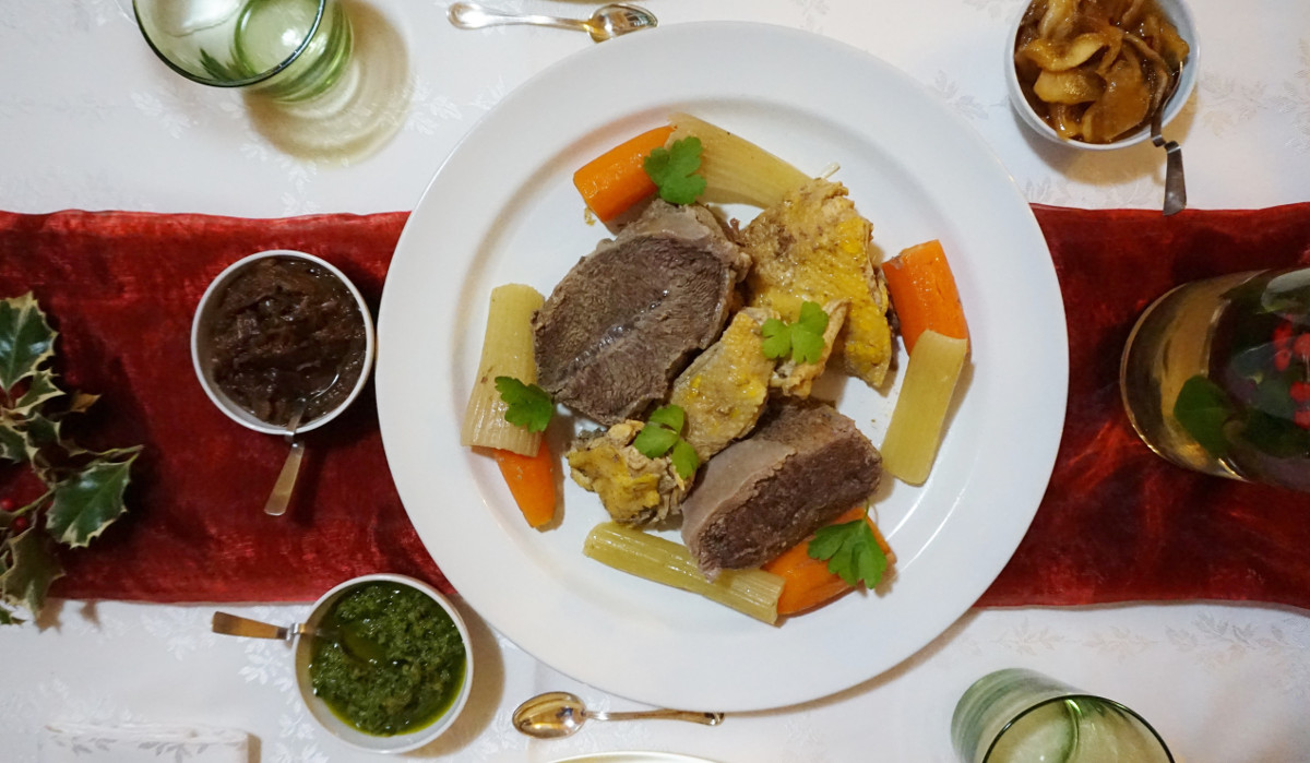 menù di natale bollito misto con salsa verde, composta di scalogno e mostarda