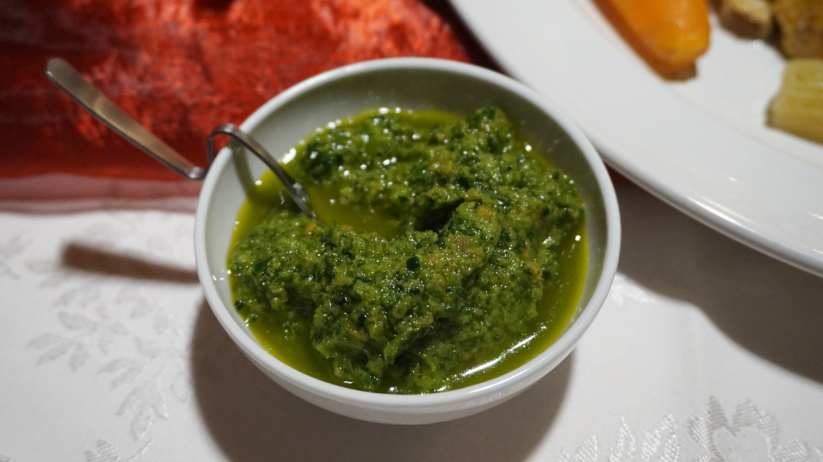 menù di natale bollito misto con salsa verde, composta di scalogno e mostarda