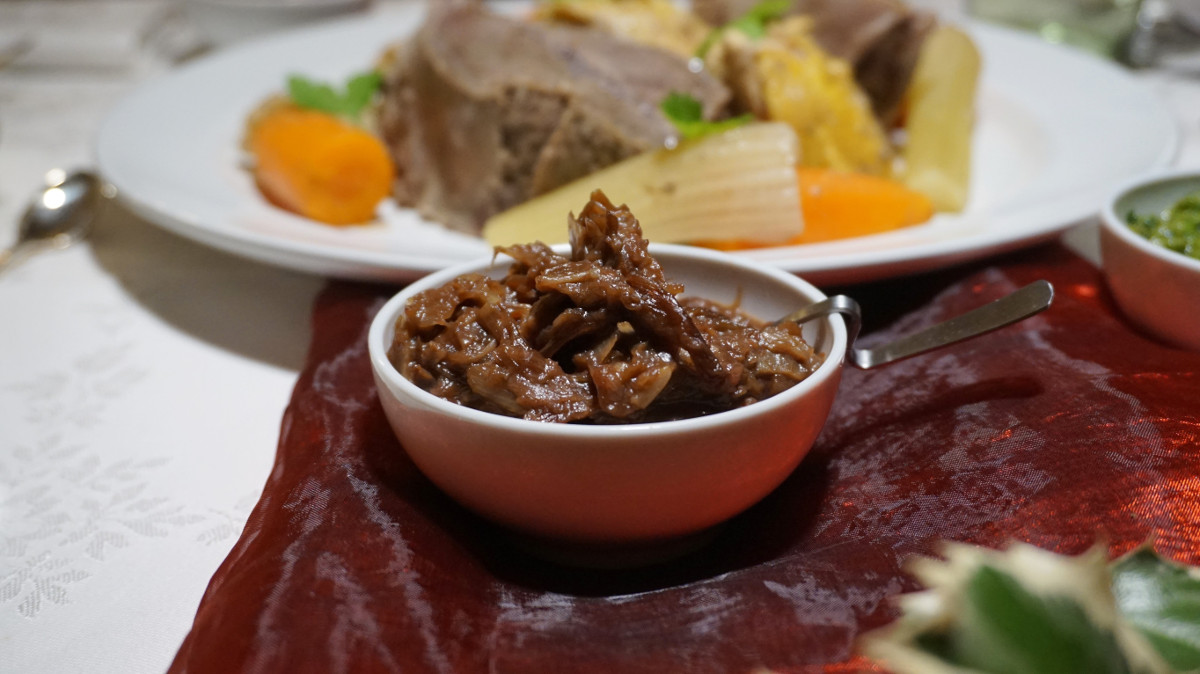 menù di natale bollito misto con salsa verde, composta di scalogno e mostarda