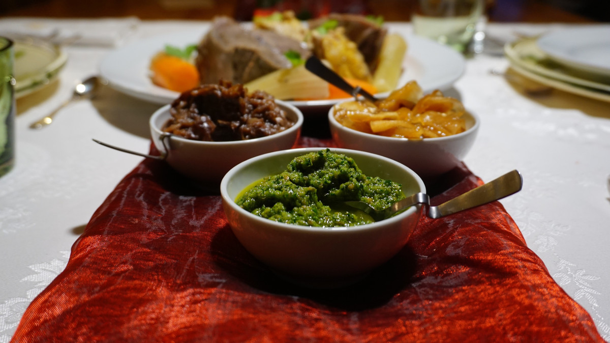 menù di natale bollito misto con salsa verde, composta di scalogno e mostarda