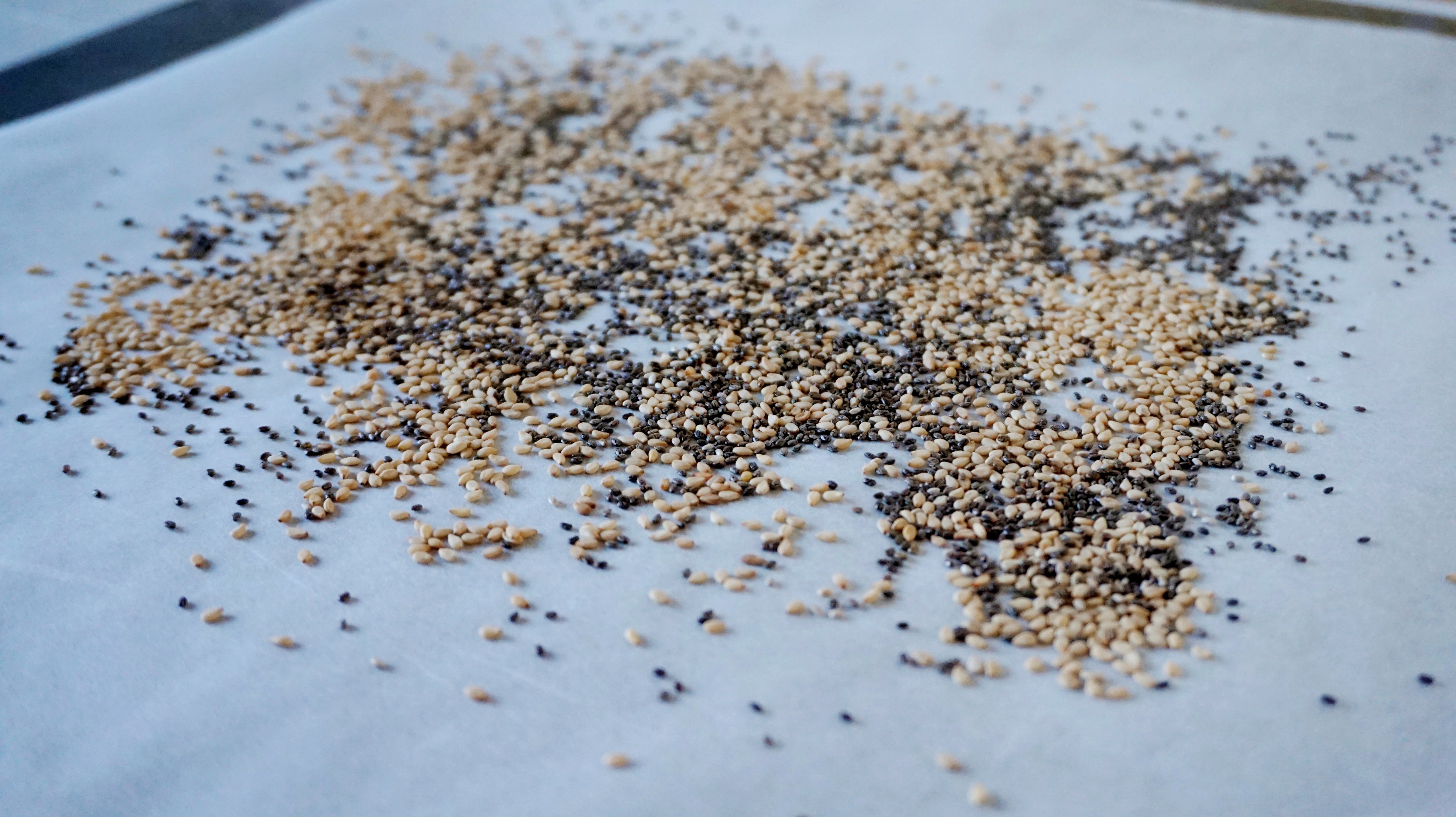 zuppa di legumi con semi di chia e semi di sesamo tostati