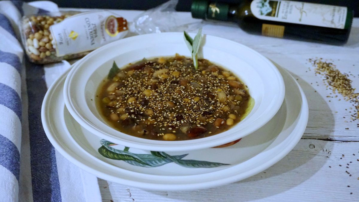 zuppa di legumi con semi di chia e sesamo tostati