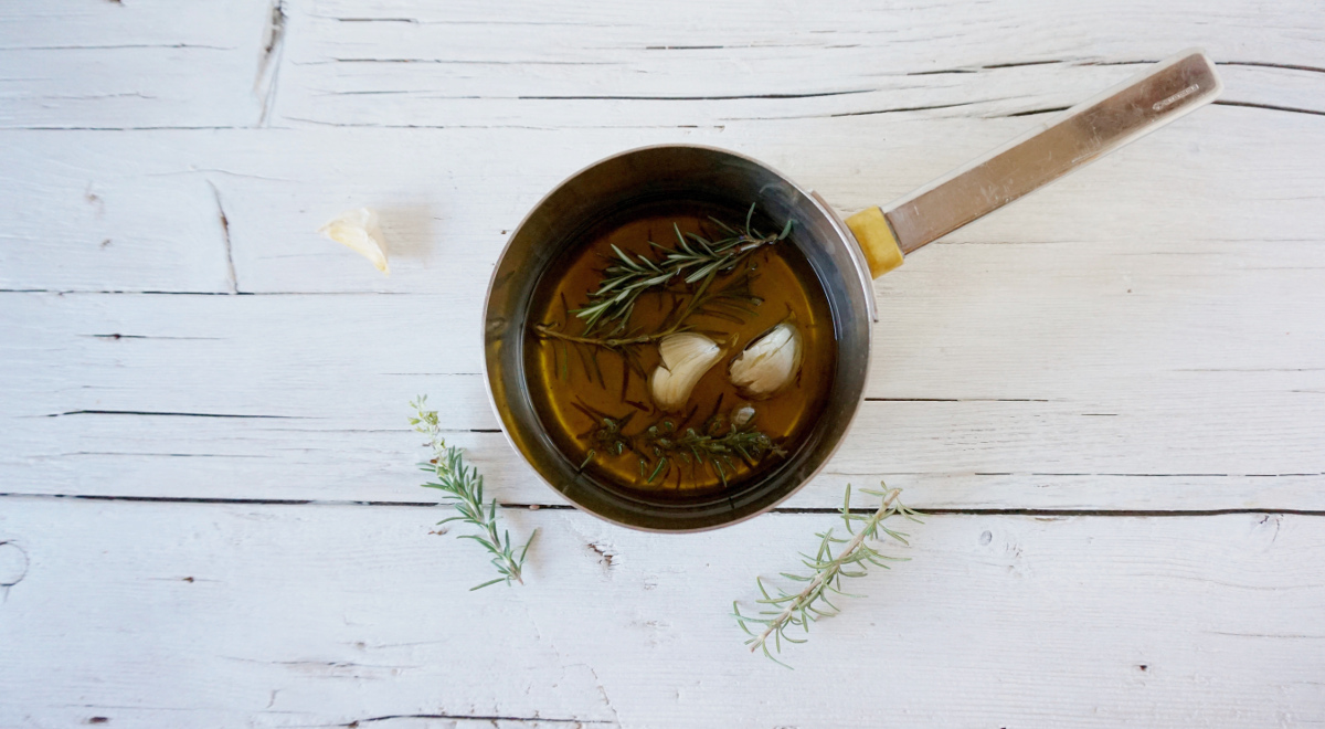 zuppa di legumi olio aromatizzato all'aglio e rosmarino